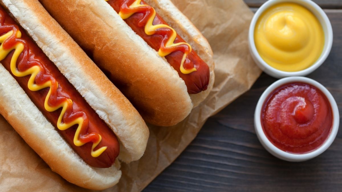 Vorsicht, nicht essen! Aktuell werden beliebte Hotdog-Würstchen wegen akuter Gesundheitsgefahren zurückgerufen (Symbolfoto). (Foto)