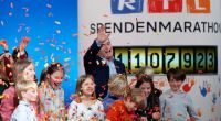 Der Moderator Wolfram Kons freut sich im Studio des RTL Spendenmarathons über das Endergebnis von 41.107.923 Euro.