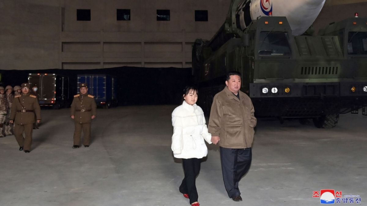 Kim Jong Un privat wie nie: Bei einem Raketenstart in Nordkorea zeigte sich der Machthaber erstmals mit seiner Tochter Kim Ju-ae. (Foto)