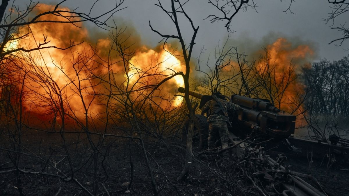 Ukrainische Soldaten feuern mit Artillerie auf russische Stellungen. (Foto)