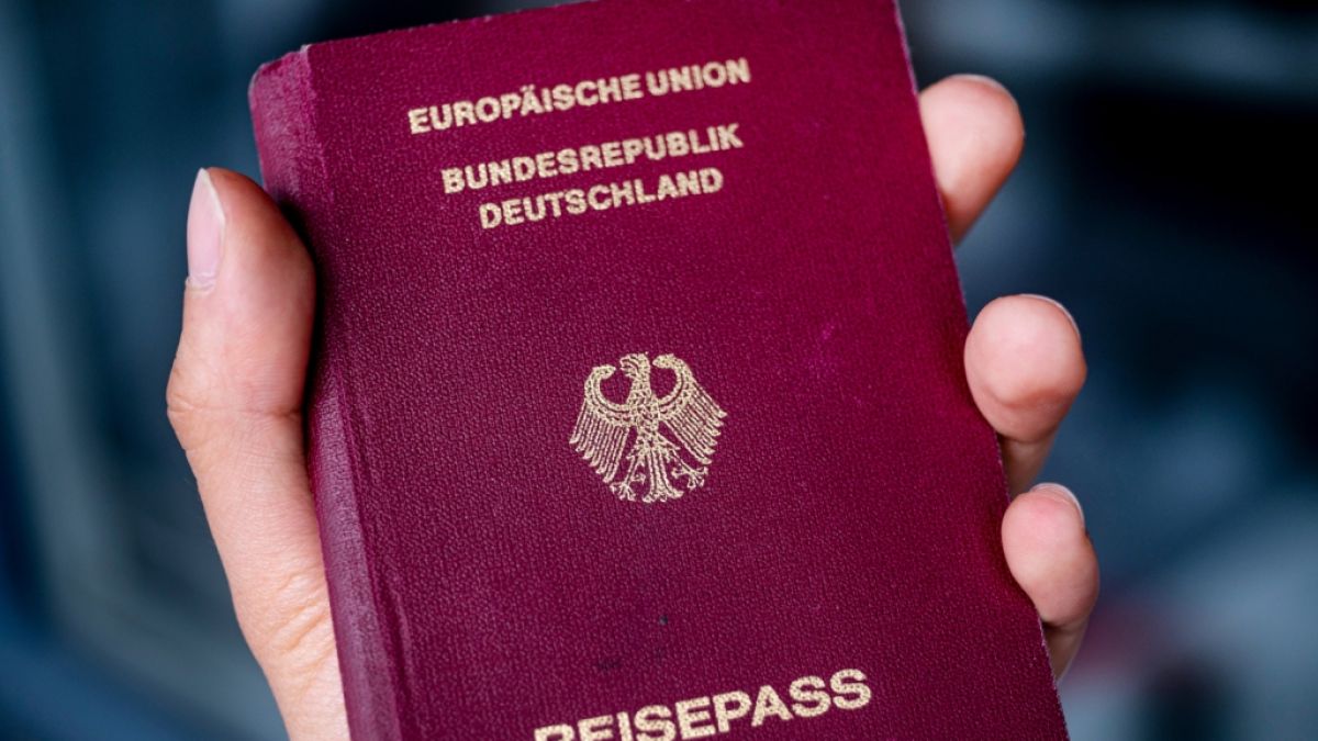 Wer den deutschen Pass möchte, könnte diesen Wunsch geheimen Plänen des Bundesinnenministeriums zufolge bald dank eines verkürzten Einbürgerungsprozesses erfüllt bekommen. (Foto)