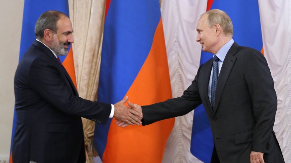So innig ist das Verhältnis zwischen dem armenischen Ministerpräsidenten Nikol Paschinjan (li.) und Kreml-Chef Wladimir Putin längst nicht mehr. (Foto)