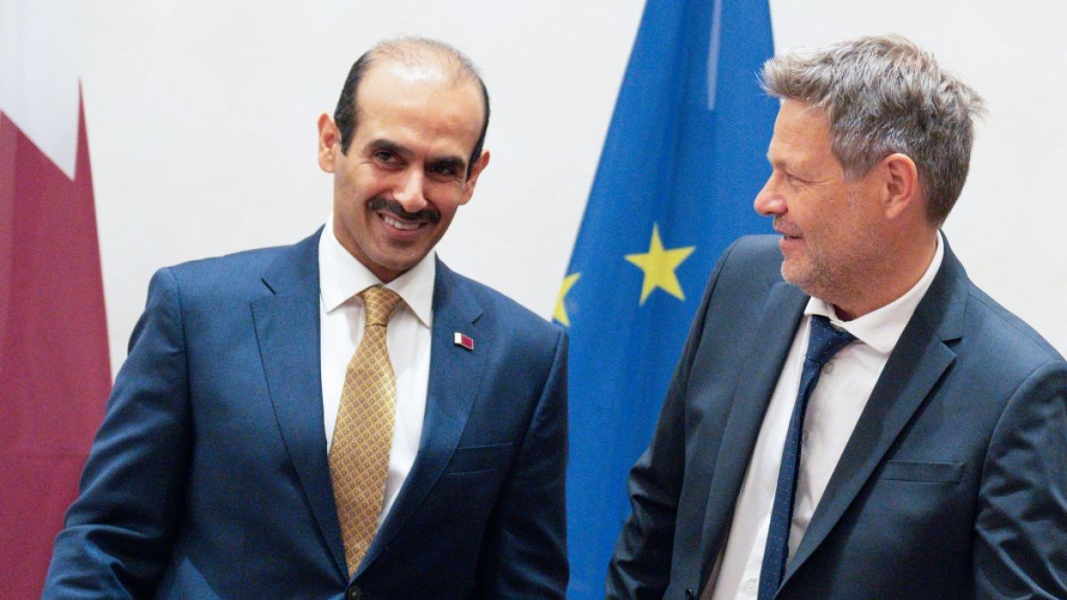 2026 soll die Lieferung von Erdgas aus Katar nach Deutschland beginnen, teilte Energieminister Saad Scharida al-Kaabi (li.) mit. (Foto)