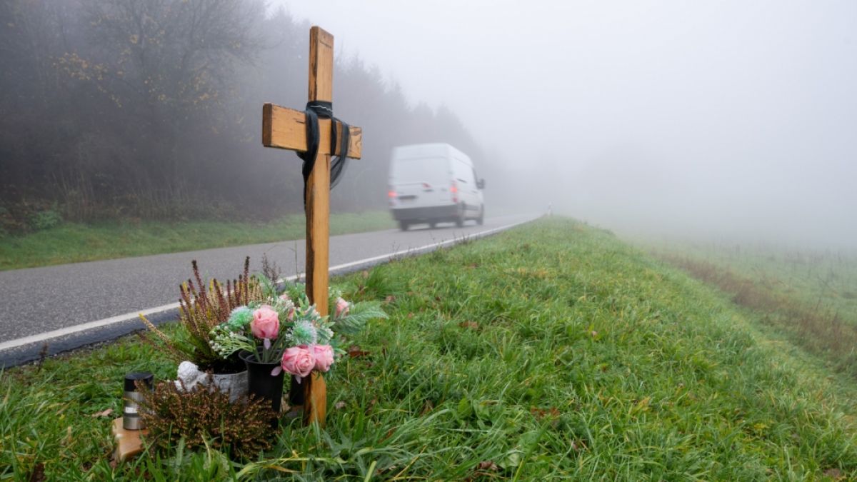 Ein Holzkreuz zum Gedenken wurde am Tatort an der K22 bei Kusel aufgestellt, wo Ende Januar 2022 zwei Polizisten im Dienst getötet wurden. (Foto)