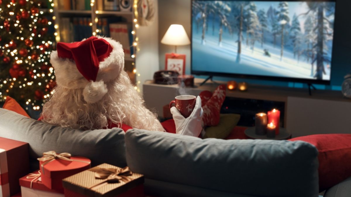 Da schaltet selbst der Weihnachtsmann ein: Vom 1. bis 24. Dezember locken zahlreiche TV-Highlights vor die Mattscheibe. (Foto)