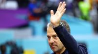 Fußball-Fans fordern den Rücktritt von Bundestrainer Hansi Flick.