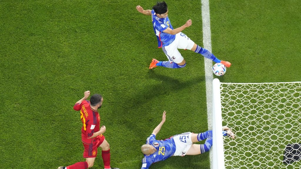 Eine der umstrittensten WM-Szenen: Japans Kaoru Mitoma (hinten) passt den Ball offenbar aus dem Aus an seinen Mannschaftskameraden Ao Tanaka weiter, der das zweite Tor gegen Spanien erzielt. Das Vorrundenaus für Deutschland ist damit besiegelt. (Foto)