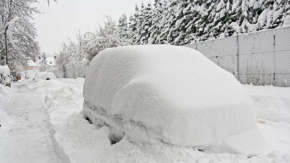 Der 74-Jährige soll noch versucht haben, sein Auto aus dem Schnee zu befreien. (Symbolbild) (Foto)