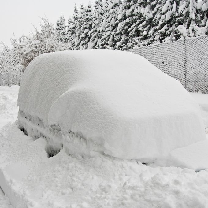 Rentner (74) mit Auto im Schnee stecken geblieben - tot