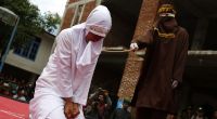 Eine Frau wird in Banda Aceh, Indonesien, wegen außerehelichem Sex mit Peitschenhieben bestraft (2016).