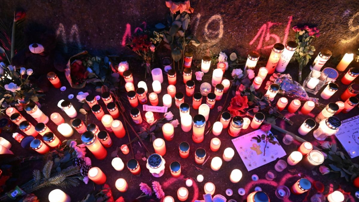 Kerzen und Blumen stehen an einem Tatort, an dem am Tag zuvor zwei Mädchen von einem Mann mit einem Messer angegriffen wurden. (Foto)