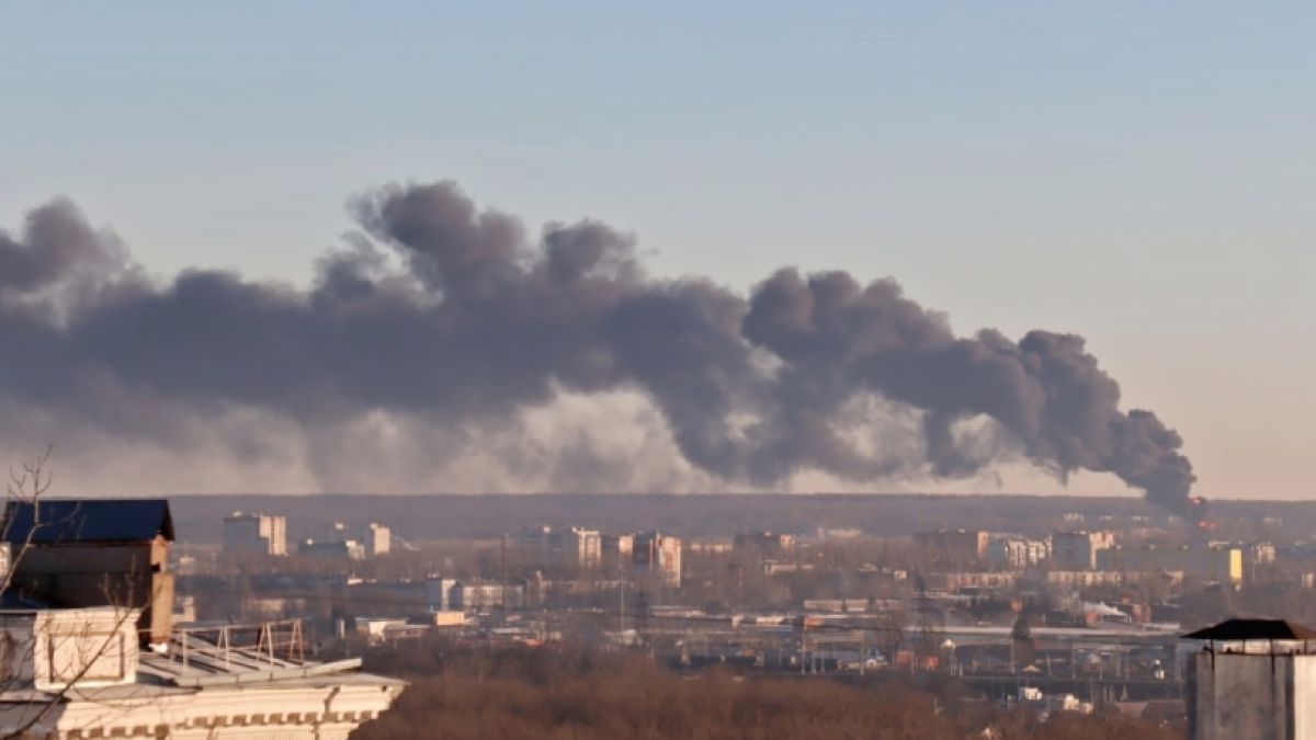 Der Flughafen in Kursk geht nach einem Drohnen-Angriff in Flammen auf. (Foto)