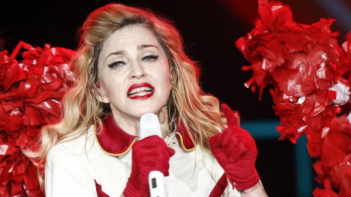 Das Foto zeigt Madonna 2012 bei einem Konzert. (Foto)