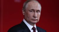 Um Wladimir Putins Gesundheit soll es nicht zum Besten stehen - angeblich benötigt der Kreml-Despot dringend eine Not-OP.
