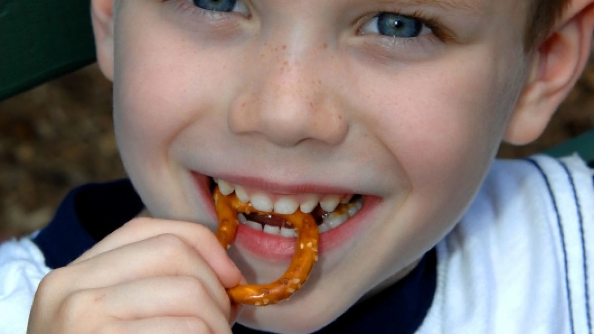 Bei Kindern stehen Knabbersnacks hoch im Kurs - die Drogeriekette Rossmann ruft jetzt jedoch ein beliebtes Kinderprodukt aus dem Snack-Sortiment zurück (Symbolfoto). (Foto)