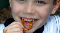 Bei Kindern stehen Knabbersnacks hoch im Kurs - die Drogeriekette Rossmann ruft jetzt jedoch ein beliebtes Kinderprodukt aus dem Snack-Sortiment zurück (Symbolfoto).