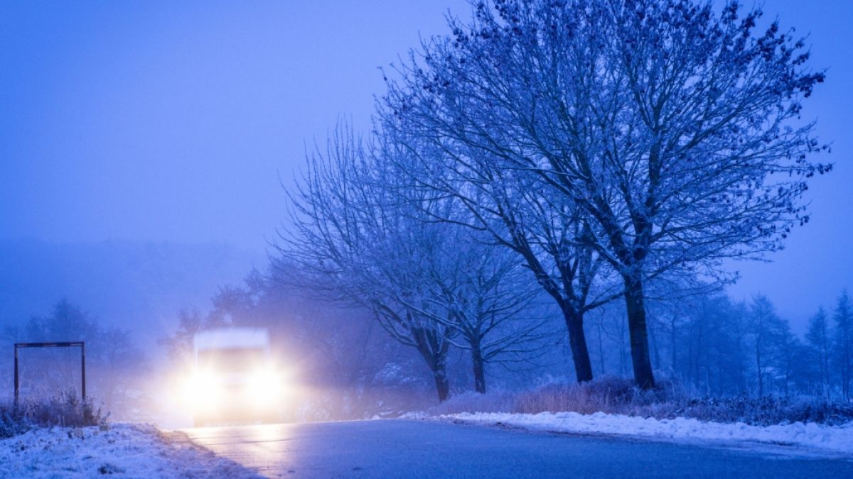 Glatteis und gefrierende Nässe haben zum Start ins dritte Adventswochenende für mehrere Unfälle auf Deutschlands Straßen gesorgt - das winterliche Intermezzo ist jedoch noch nicht vorbei. (Foto)