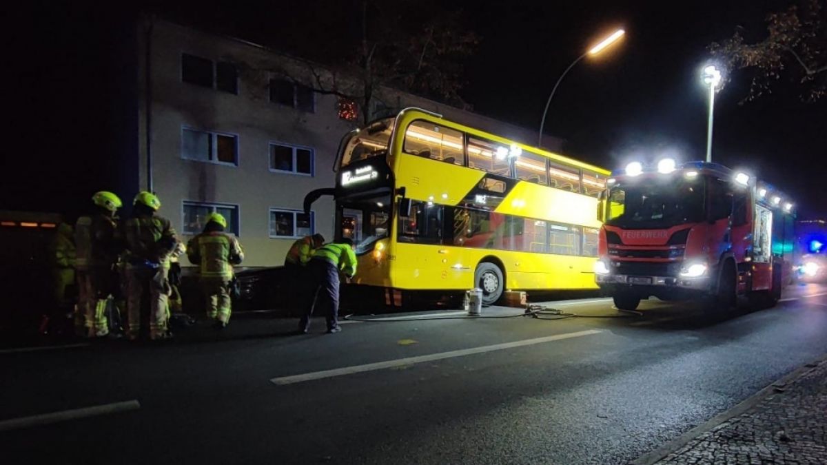In der Leonorenstraße in Berlin-Steglitz ist eine 15-Jährige bei einem Unfall mit einem Doppeldecker-Bus ums Leben gekommen. (Foto)
