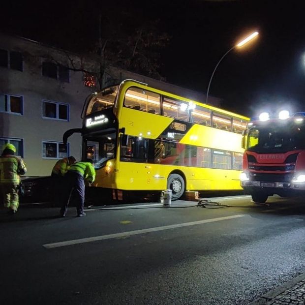 Doppeldecker-Bus erfasst Fußgänger - 15-Jährige tot