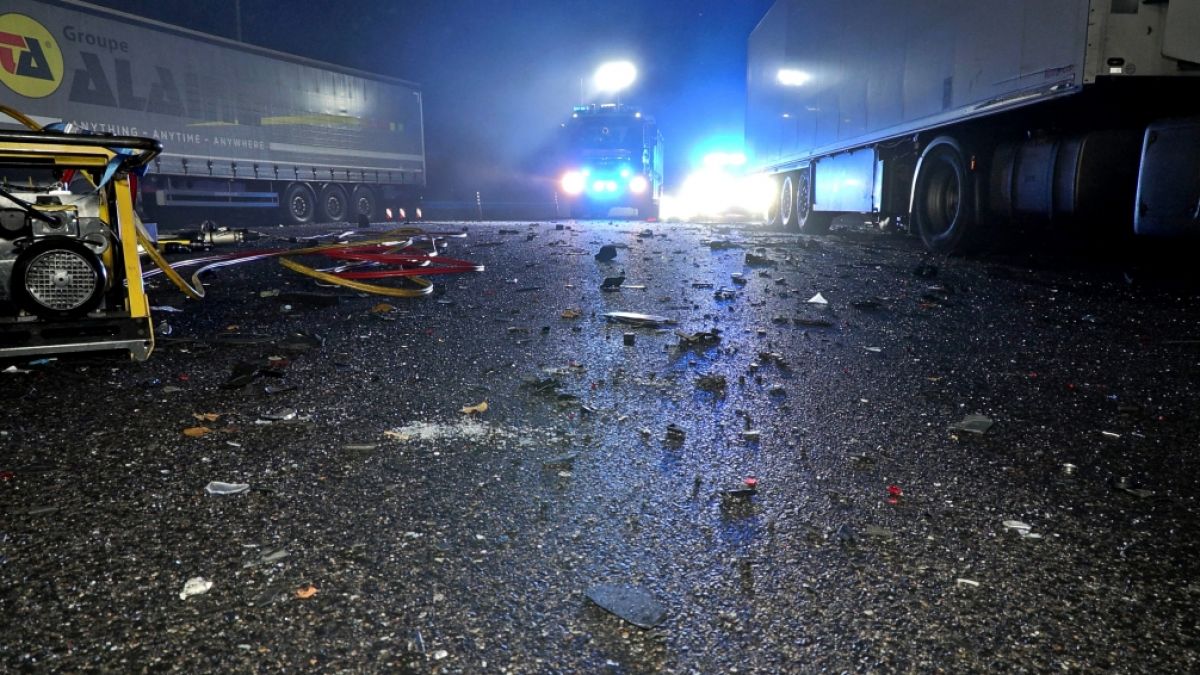 Zwei junge Männer kamen ums Leben, als ein Pkw mit vier Personen an der Autobahn-Raststätte Sternenberg-Süd bei Wuppertal mit überhöhter Geschwindigkeit in einen parkenden Lkw raste. (Foto)