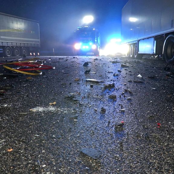 Pkw rast auf Autobahn-Raststätte in Lastwagen - 2 Menschen tot