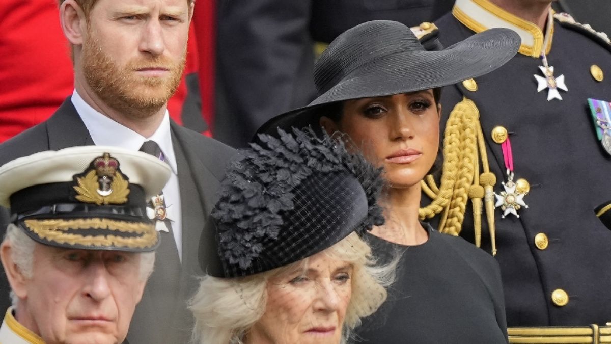 Die Sympathien in Prinz Harrys Heimatland haben der Herzog von Sussex und seine Frau Meghan Markle gehörig verspielt - lädt König Charles III. die Skandalnudeln nun von seiner Krönung aus? (Foto)