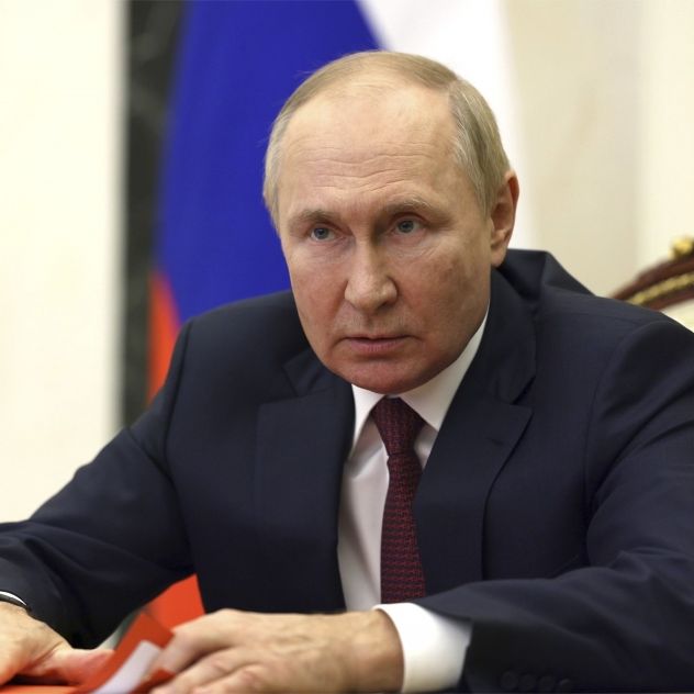 Wladimir Putin verkriecht sich mit seiner Geliebten im Bunker