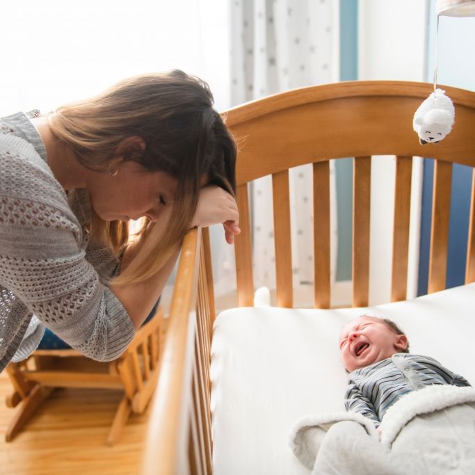 Eltern sperren Baby (2 Monate) in Schuppen - Säugling erstickt qualvoll