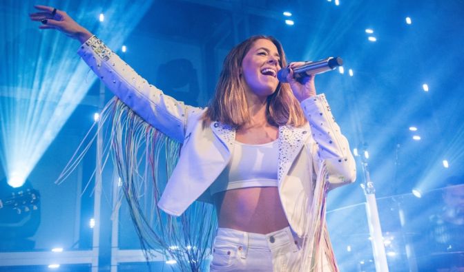 Vanessa Mai singt auf einem Konzert.