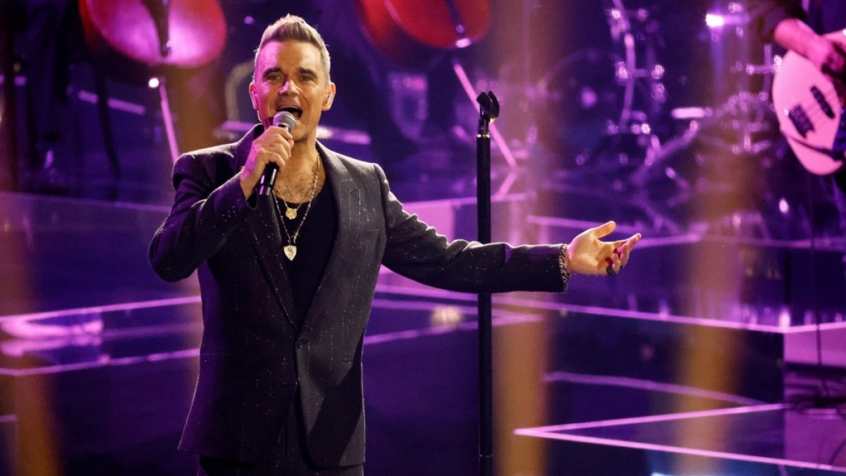 Der britische Popstar Robbie Williams performt auf einer Bühne. (Foto)