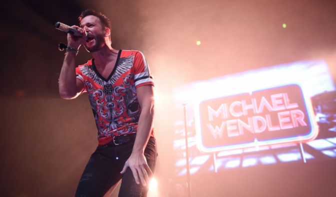 Michael Wendler singt auf einem seiner Konzerte.