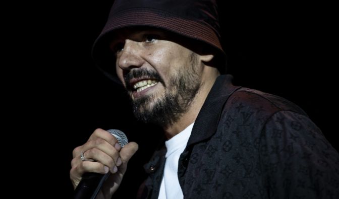 Capital Bra steht auf der Bühne.