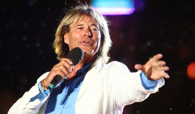 Hansi Hinterseer steht bei einem Auftritt auf der Bühne.