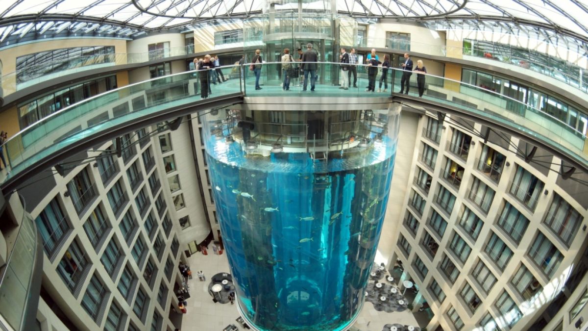 Das 16 Meter hohe Aquarium ist explodiert. (Foto)