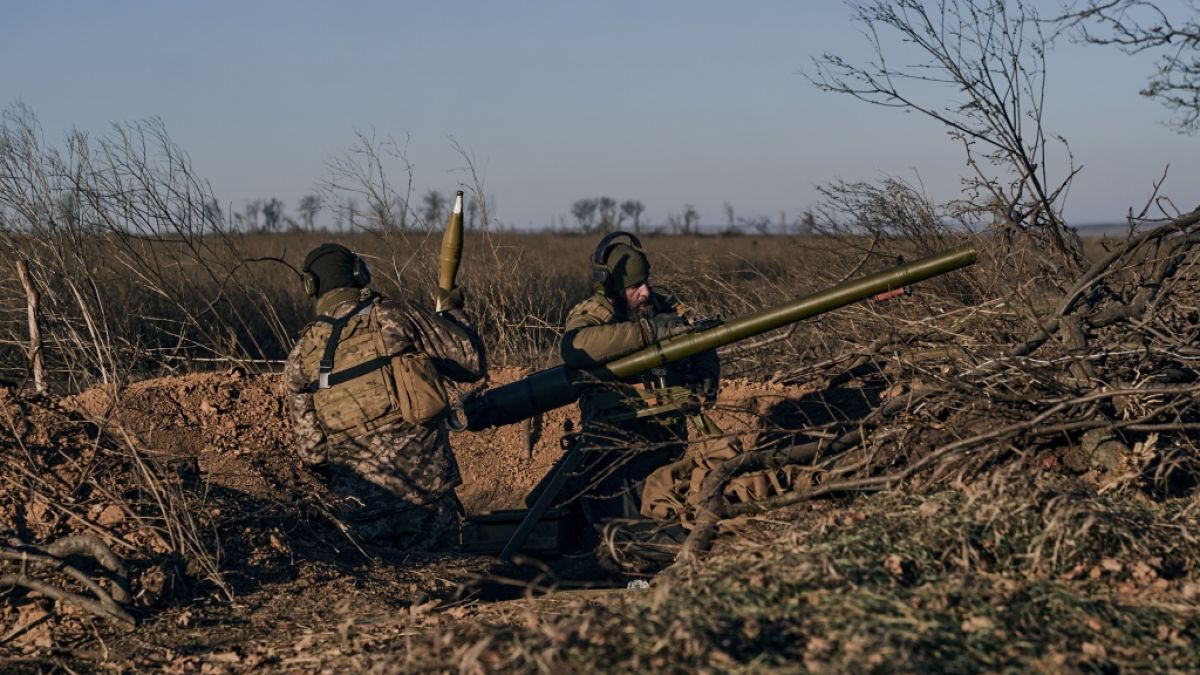 Ukrainische Soldaten leben auf dem Schlachtfeld unter miserablen Bedingungen. Im Schützengräben können sie aber in einer Sauna entspannen. (Foto)