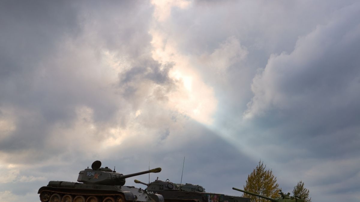 Posiłki dla Putina?  : Łukaszenka sieje strach przed wojną!  Białoruskie czołgi toczą się w kierunku Polski
