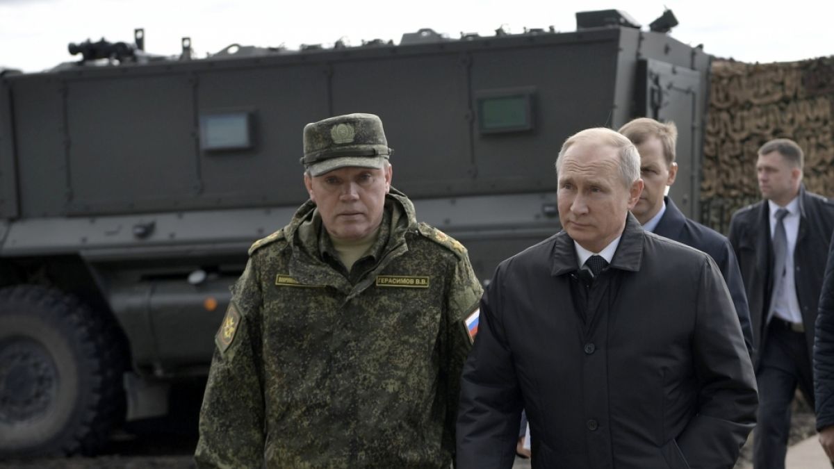 Waleri Gerassimow und Wladimir Putin bei einer Militär-Übung 2018 (Foto)