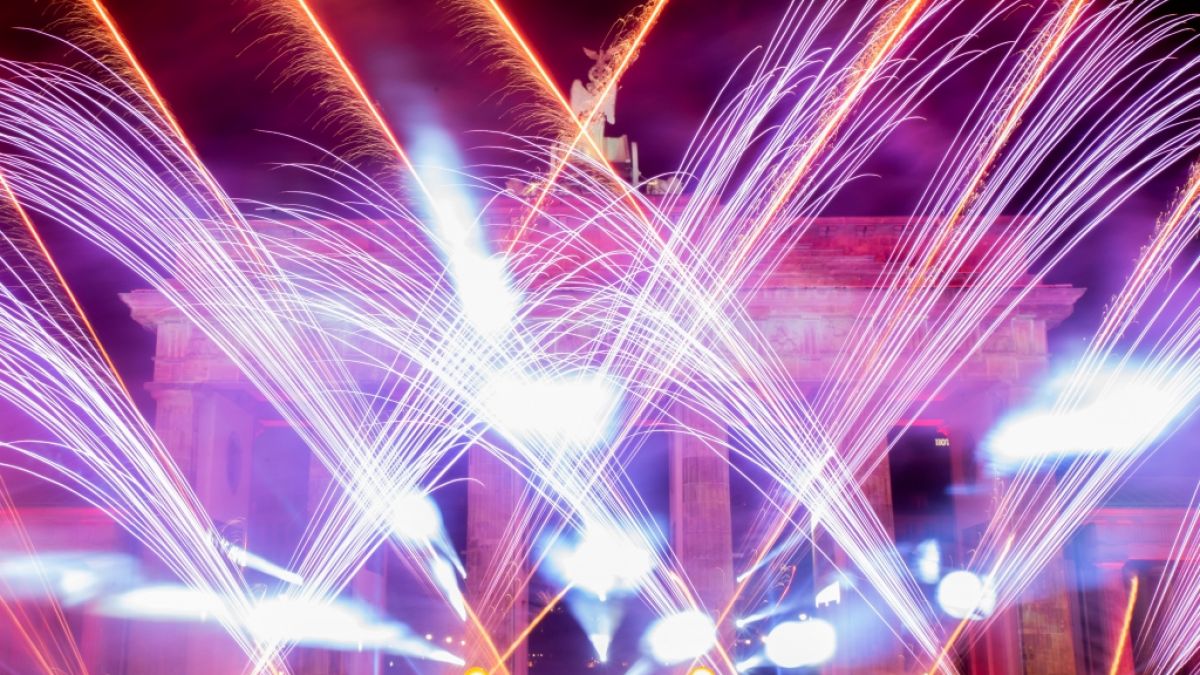 Nach zwei Jahren Abstinenz darf am Brandenburger Tor zu Silvester 2022/23 endlich wieder öffentlich gefeiert werden - welche Städte außerdem Feuerwerke zum Jahreswechsel planen, wird hier verraten. (Foto)