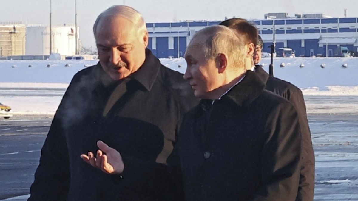 Alexander Lukaschenko begrüßte Wladimir Putin bei seiner Ankunft in Minsk. (Foto)