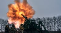 Ukrainische Soldaten feuern auf russische Stellungen.