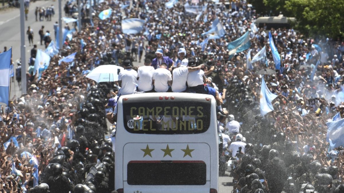 Die Siegesfeier für Fußball-Weltmeister Argentinien in Buenos Aires musste abgebrochen werden. (Foto)