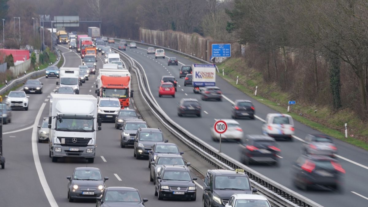 Kurz vor Weihnachten und an den Feiertagen kann es sich auf den deutschen Autobahnen stauen. (Foto)