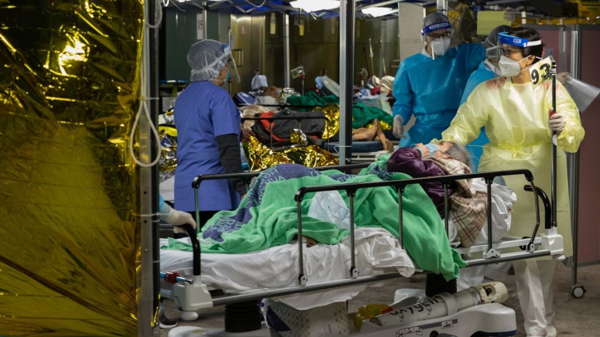 Heillos überlastete Krankenhäuser gab es in China schon mehrmals im Laufe der Corona-Pandemie - nun schlägt das Virus nach dem Ende der Null-Covid-Strategie mit voller Wucht zurück und zwingt das Gesundheitssystem erneut in die Knie. (Foto)