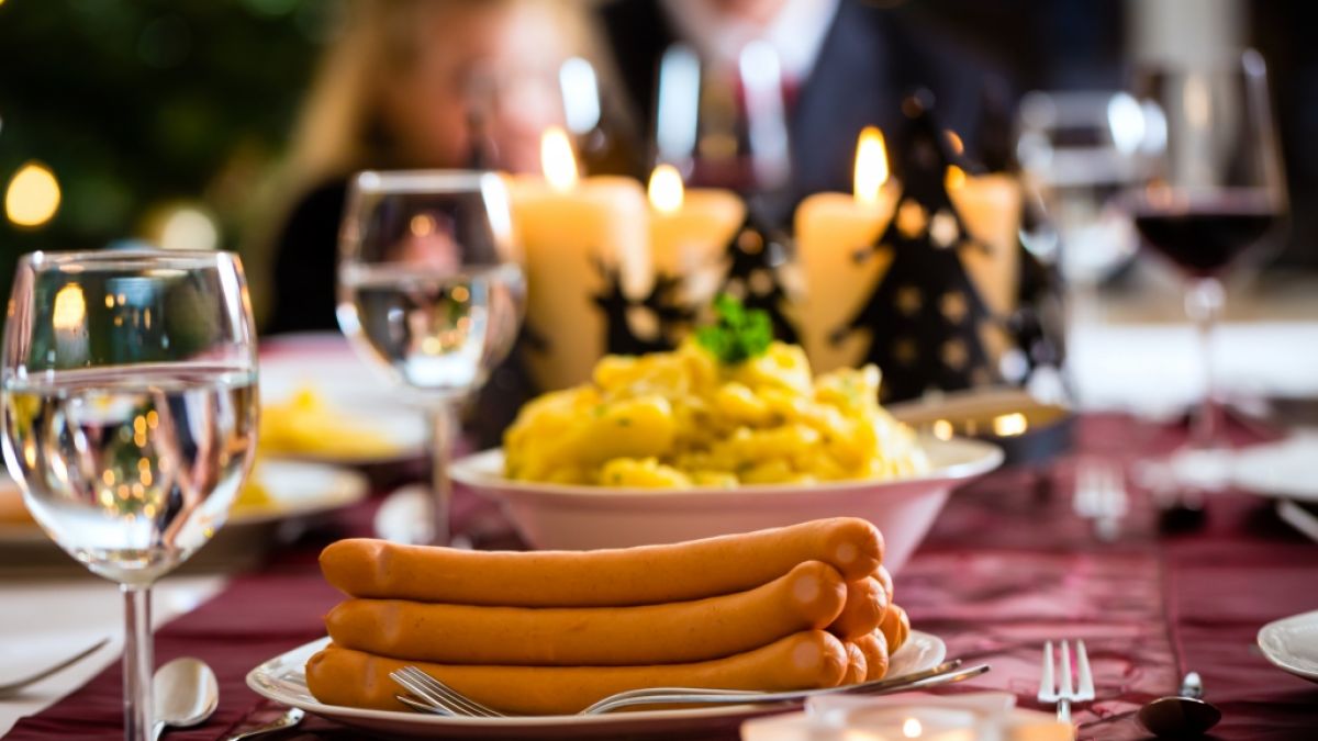 Ein Klassiker an Heiligabend: Herzhafter Kartoffelsalat mit Wiener Würstchen. (Foto)