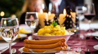Ein Klassiker an Heiligabend: Herzhafter Kartoffelsalat mit Wiener Würstchen.