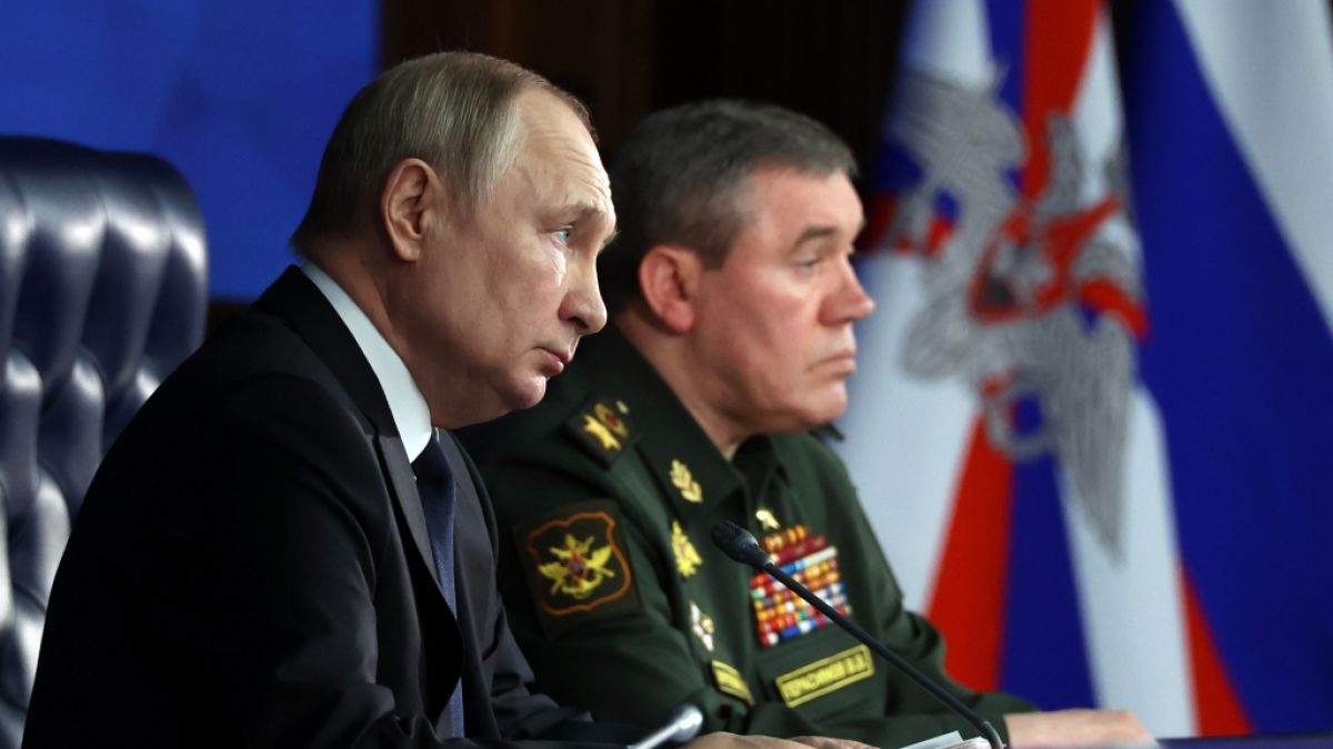 Wladimir Putin (l.) und Russlands Generalstabschef Waleri Gerassimow dürften die neuesten Nachrichten aus dem Ukraine-Krieg gar nicht gefallen. (Foto)