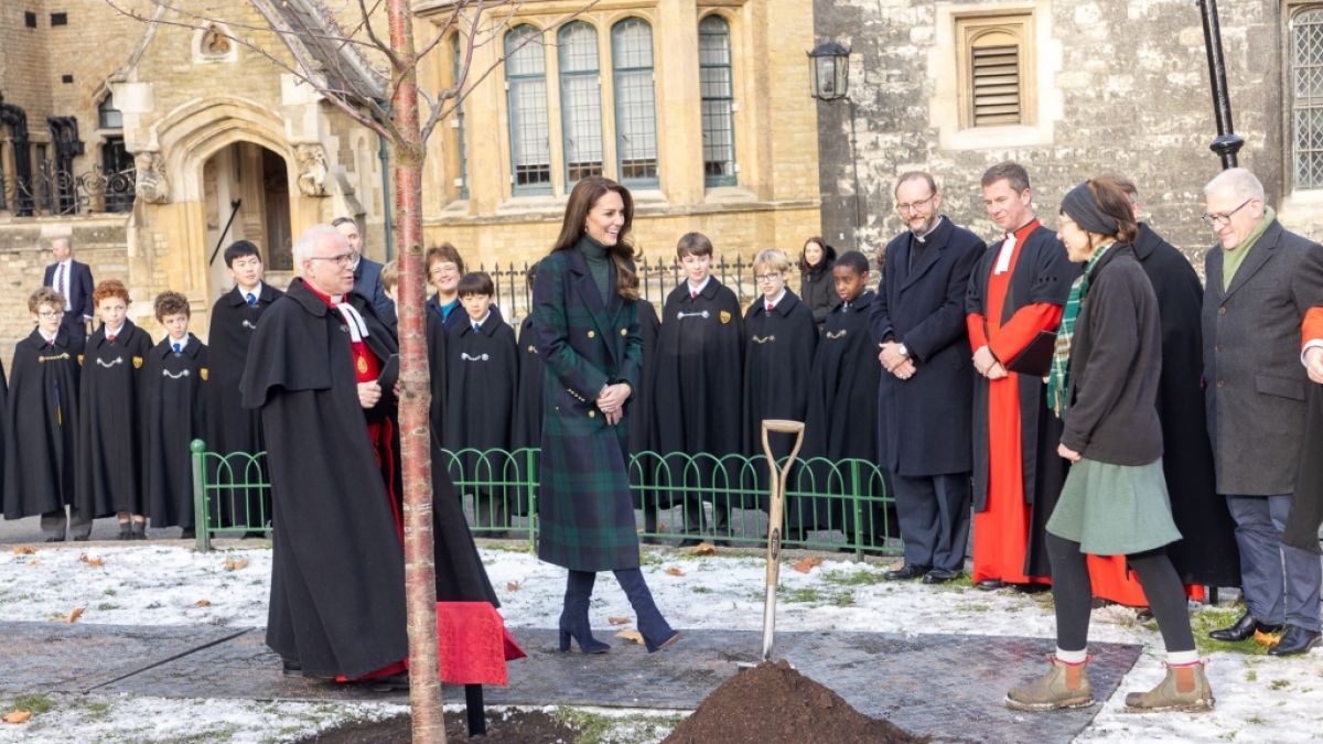 Herzogin Kate hat zum Gedenken der Queen einen Baum in der Londoner Westminster Abbey gepflanzt. (Foto)