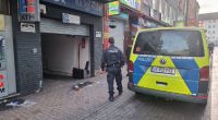 Der Täter, der am Sonntagmorgen vor einem Club in Hannover um sich geschossen hatte, ist noch immer auf der Flucht.