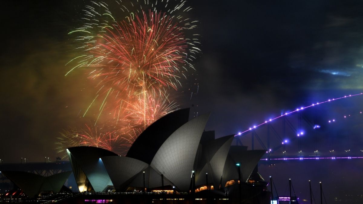 Die Welt begrüßt das Jahr 2023 mit imposanten Feuerwerken wie hier an der Sydney Harbour Bridge in Australien. (Foto)
