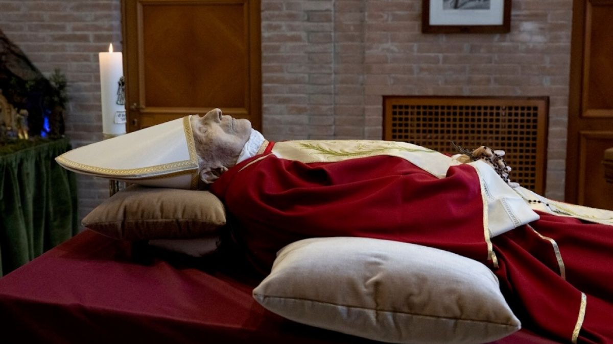Der verstorbene emeritierte Papst Benedikt XVI. ist in der Kapelle des Klosters Mater Ecclesiae im Vatikan aufgebahrt worden. (Foto)